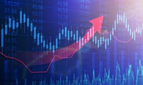 区块链技术的起源可以追溯到2008年，当时，一个化名为中本聪（Satoshi Nakamoto）的人发布了一篇名为《比特币：一种点对点的电子现金系统》的白皮书。在这篇白皮书中，中本聪提出了一种基于去中心化的网络系统的概念，这就是区块链的雏形。随后在2009年1月，比特币正式上线运行，这标志着区块链技术的正式起步。

区块链是一个分布式数据库技术，其主要特点是去中心化、安全性和不可篡改性。这种技术最初是为支持比特币这一数字货币而被开发，但随着时间的推移，其应用范围逐渐扩展到了金融、供应链管理、智能合约、身份验证等多个领域。

以下是一些关于区块链技术相关的常见问题，包括其定义、运行机制、优缺点、应用场景等。

1. **区块链技术是什么？**
2. **区块链是如何工作的？**
3. **区块链技术的优缺点有哪些？**
4. **区块链技术的主要应用领域有哪些？**
5. **区块链与传统数据库的区别是什么？**
6. **区块链技术的未来发展趋势是怎样的？**
7. **如何安全有效地使用区块链技术？**

如果您对这些问题有兴趣，可以进一步探讨。